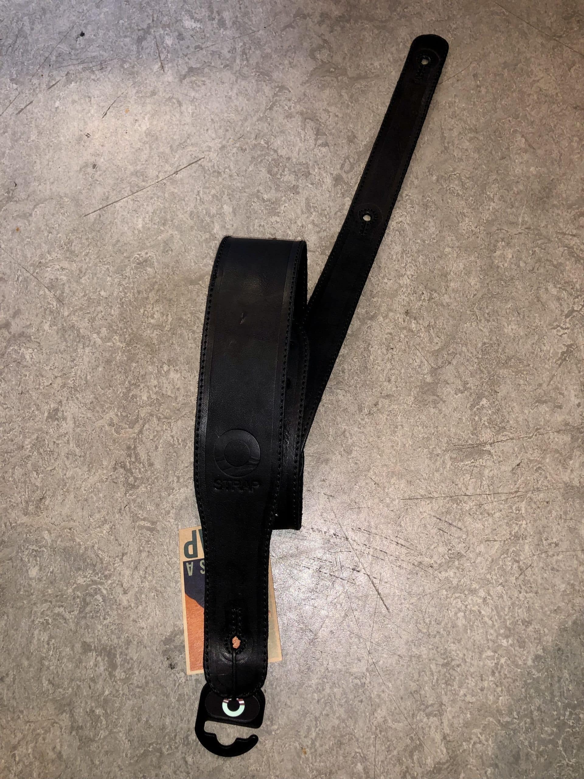 img src="/ukulele-rem" alt="STRAP Made In Portugal STU, Ukulele Læder Rem"