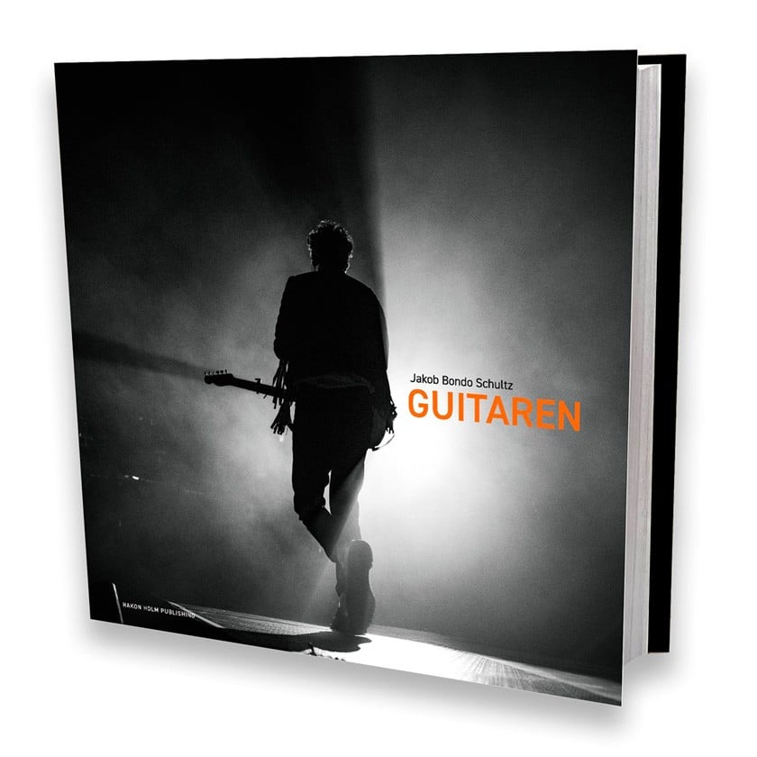 img src="/guitar-bog" alt="Guitaren - Bog om guitarens historie af Jakob Bondo Schultz"